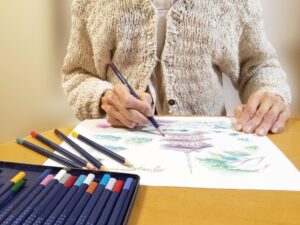 色鉛筆で絵を描いている