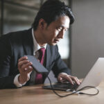 パソコンを操作する人