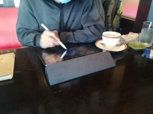 タッチペンで絵を描いている人